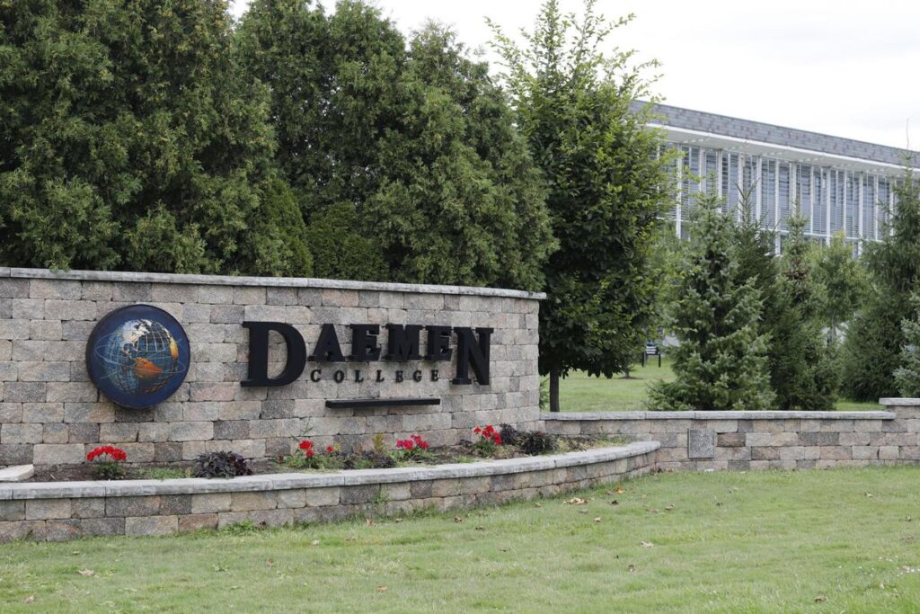 Daemen College Deans Undergraduate Scholarship